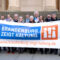 Unterstützerinnen und Unterstützer von "Brandenburg zeigt Haltung" halten ein Transparent mit dem Namen des Bündnisses.