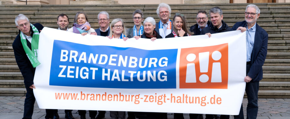 Unterstützerinnen und Unterstützer von "Brandenburg zeigt Haltung" halten ein Transparent mit dem Namen des Bündnisses.